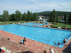 Schwimmen im Freibad Arzberg im Fichtelgebirge
