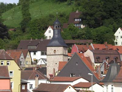 Der weiße Turm in der Altstadt von Kulmbach
