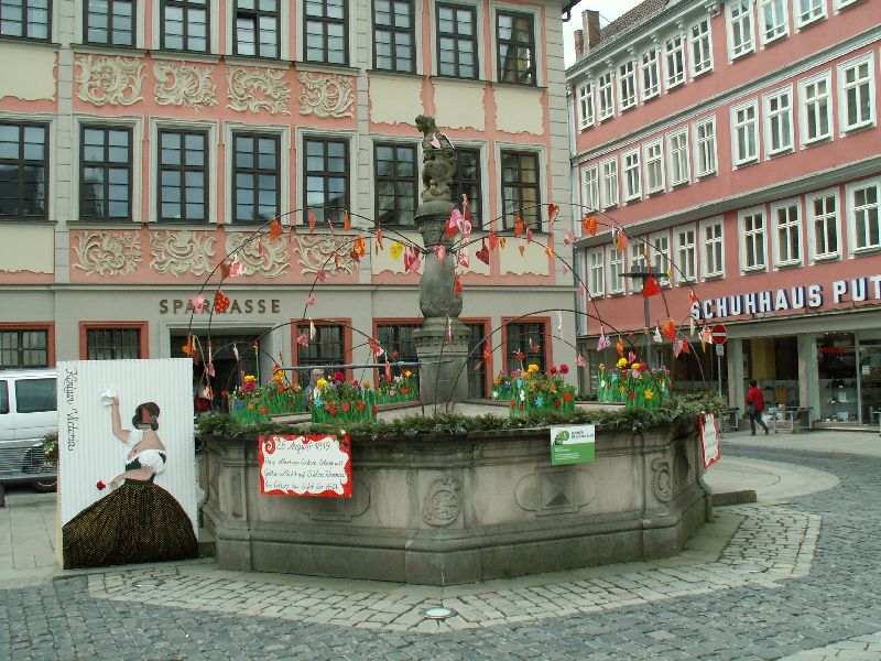 Der Osterbrunnen auf dem Marktplatz Coburg