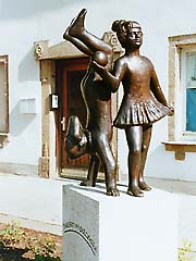 Harlekin und Pulcinella - Denkmal in Rehau im Fichtelgebirge