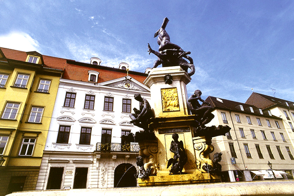 Schaezlerpalais mit Herkulersbrunnen in Augsburg
